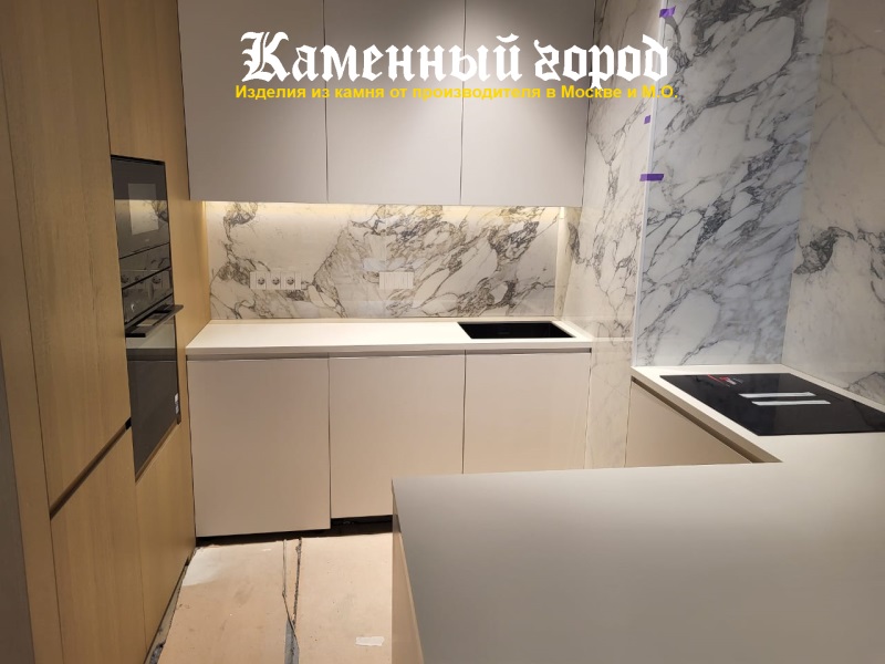 Столешница на кухне из искусственного камня