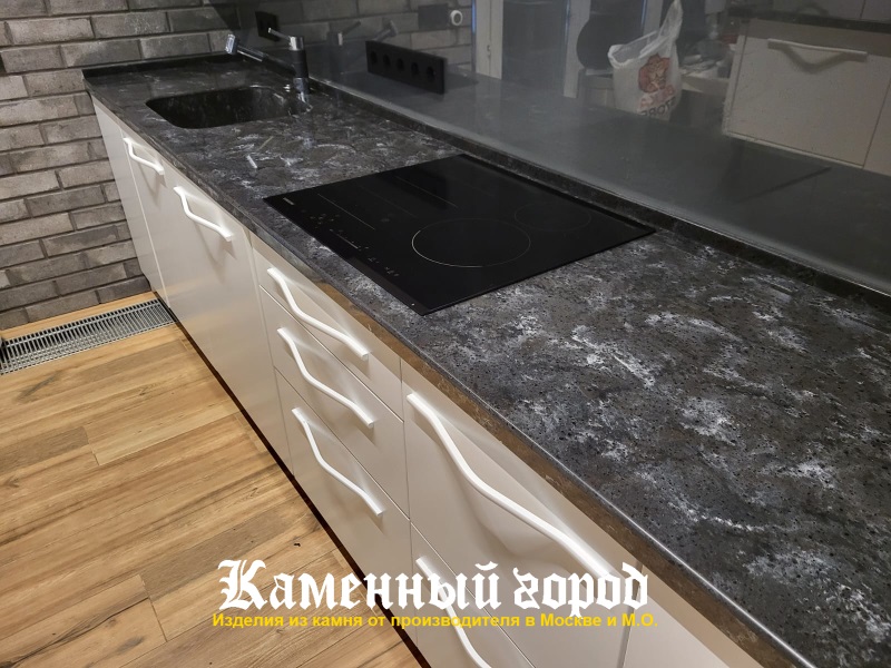 Столешница на кухне из искусственного камня