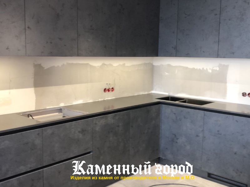 Столешница на кухне из искусственного камня