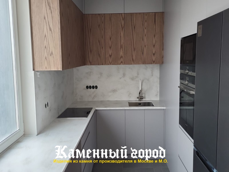 Столешница на кухне из искусственного камня Staron