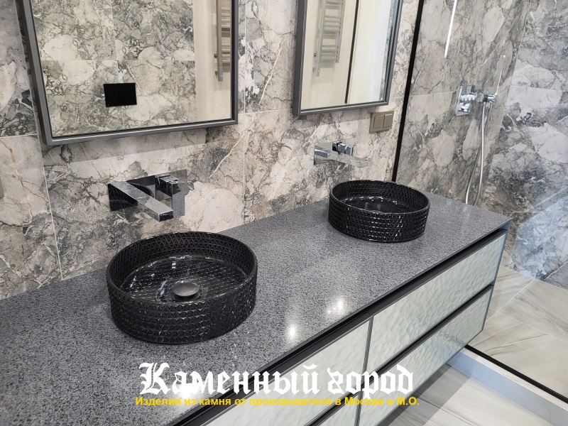 Столешница в ванной из искусственного камня Staron