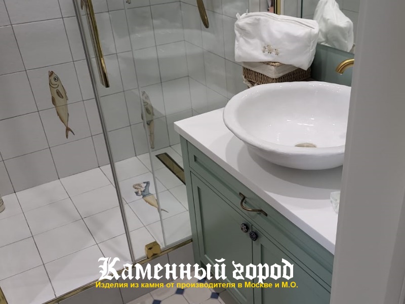 Столешница в ванной из искусственного камня Staron