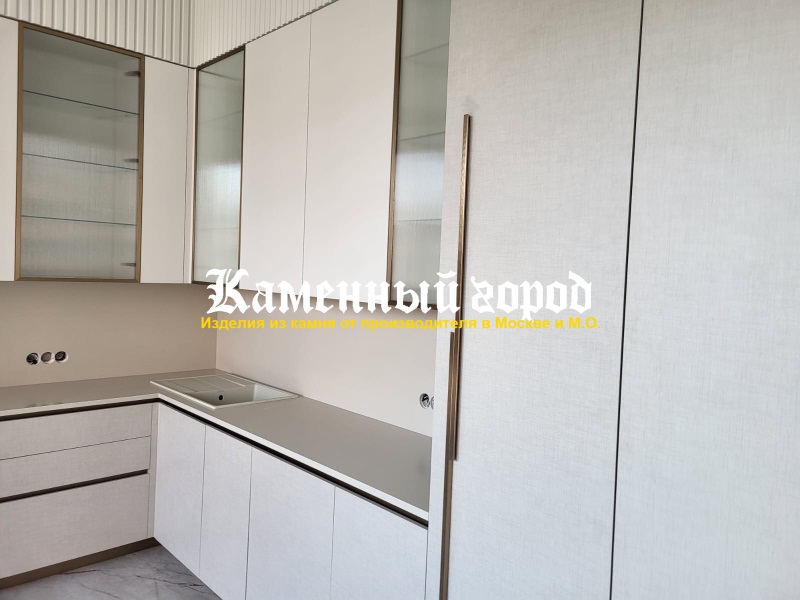 Столешница на кухне из искусственного камня