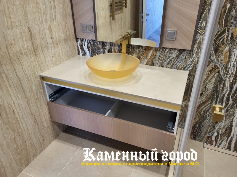Столешница в ванной из искусственного камня Staron