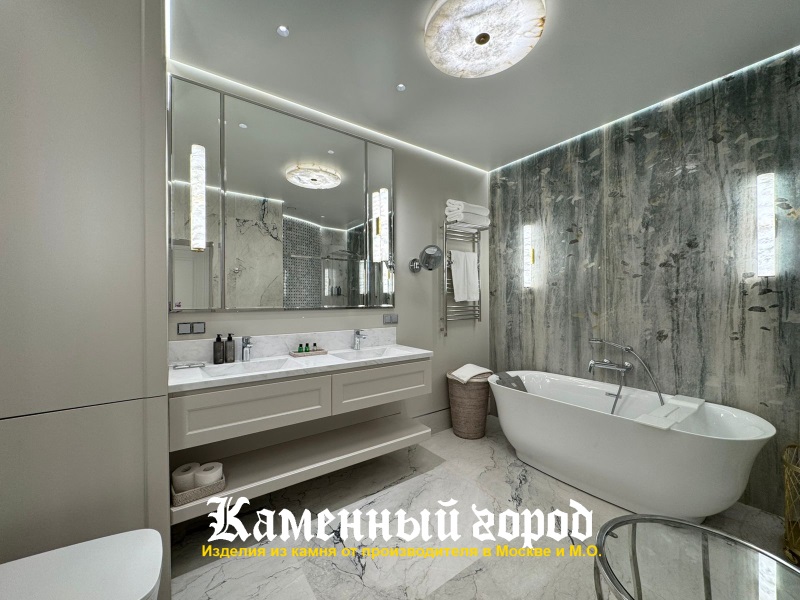 Столешница в ванной из искусственного камня 