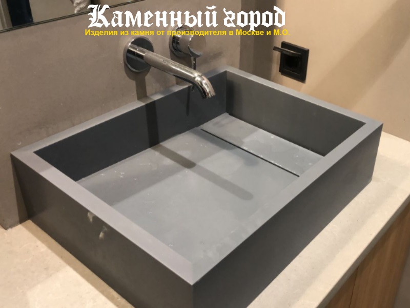 Столешница в ванной из искусственного камня 