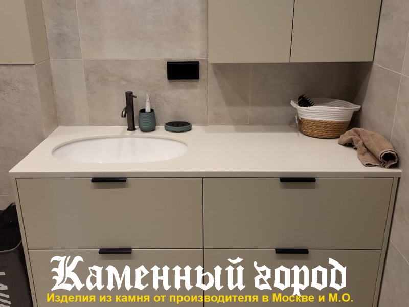Столешница в ванной из искусственного камня 