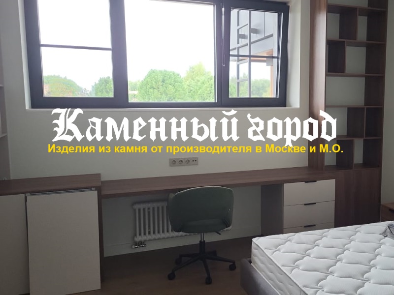 Стол в детской комнате из искусственного камня