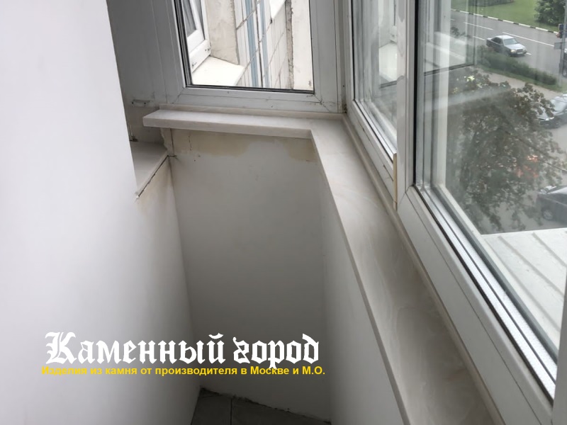 Подоконники на лоджии из искусственного камня 