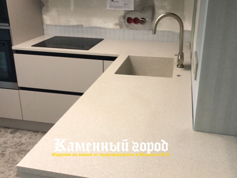 Столешница с  из искусственного камня