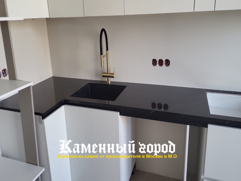 Столешница с мойкой на кухне из искусственного камня 
